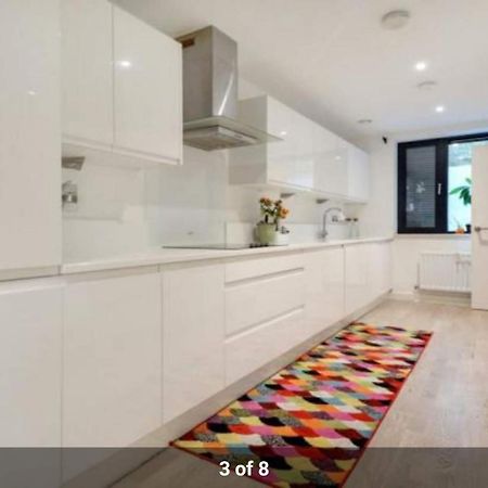 London Holiday Home Newly Refurbished - Entire 4 Bedroom Private House With Kitchen, Living Room & Private Garden - 1 Cape House London, Within 30 Mins From Central London, London Bridge & Canary Wharf Extérieur photo