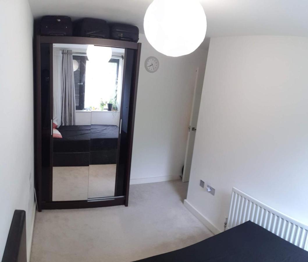 London Holiday Home Newly Refurbished - Entire 4 Bedroom Private House With Kitchen, Living Room & Private Garden - 1 Cape House London, Within 30 Mins From Central London, London Bridge & Canary Wharf Extérieur photo