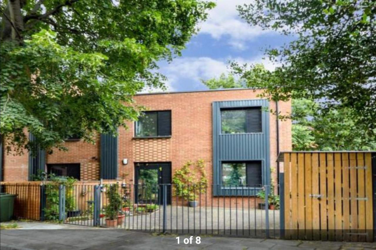 London Holiday Home Newly Refurbished - Entire 4 Bedroom Private House With Kitchen, Living Room & Private Garden - 1 Cape House London, Within 30 Mins From Central London, London Bridge & Canary Wharf Extérieur photo
