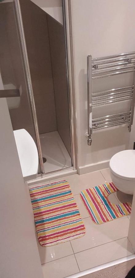 London Holiday Home Newly Refurbished - Entire 4 Bedroom Private House With Kitchen, Living Room & Private Garden - 1 Cape House London, Within 30 Mins From Central London, London Bridge & Canary Wharf Extérieur photo