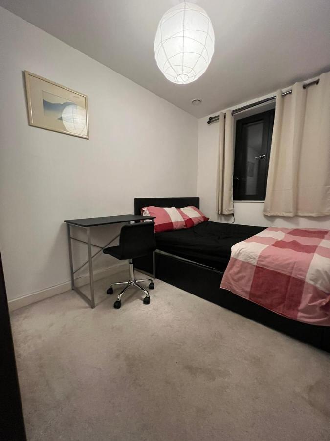 London Holiday Home Newly Refurbished - Entire 4 Bedroom Private House With Kitchen, Living Room & Private Garden - 1 Cape House London, Within 30 Mins From Central London, London Bridge & Canary Wharf Extérieur photo