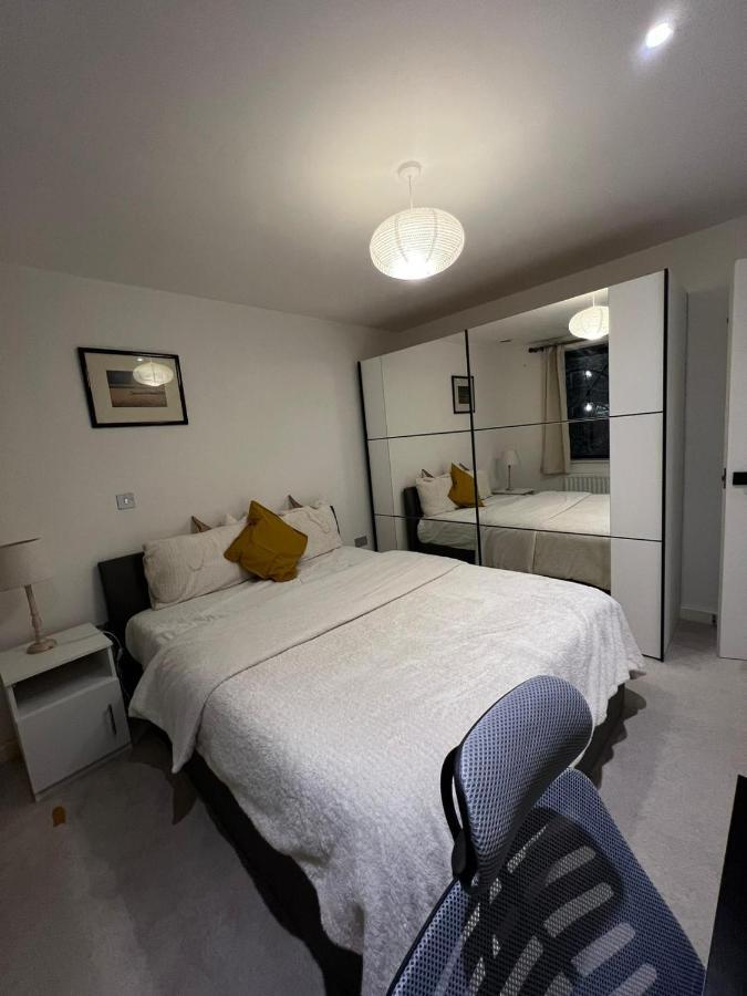 London Holiday Home Newly Refurbished - Entire 4 Bedroom Private House With Kitchen, Living Room & Private Garden - 1 Cape House London, Within 30 Mins From Central London, London Bridge & Canary Wharf Extérieur photo