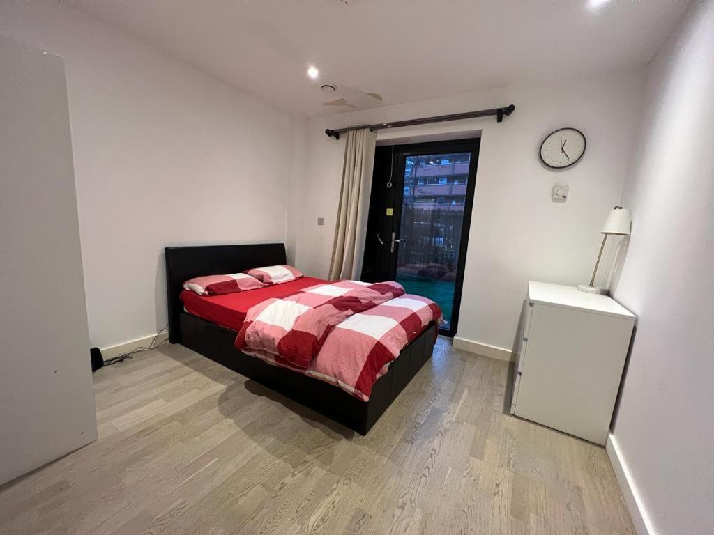 London Holiday Home Newly Refurbished - Entire 4 Bedroom Private House With Kitchen, Living Room & Private Garden - 1 Cape House London, Within 30 Mins From Central London, London Bridge & Canary Wharf Extérieur photo