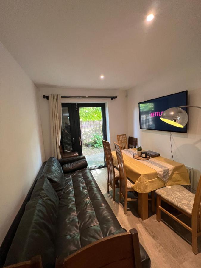 London Holiday Home Newly Refurbished - Entire 4 Bedroom Private House With Kitchen, Living Room & Private Garden - 1 Cape House London, Within 30 Mins From Central London, London Bridge & Canary Wharf Extérieur photo